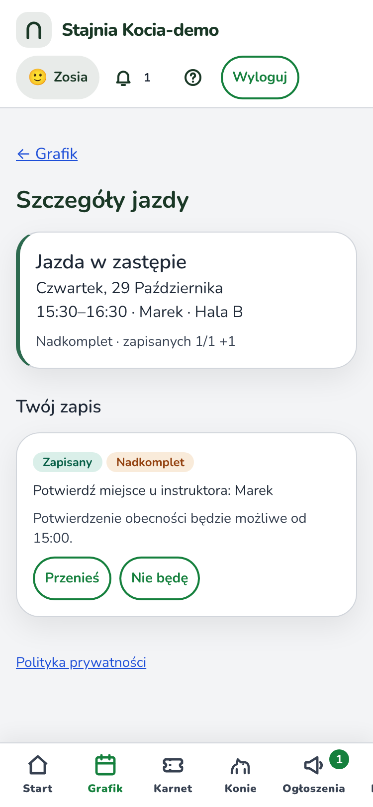 Ekran „Szczegóły jazdy” pełnej jazdy „Jazda w zastępie”: „Nadkomplet · zapisanych 1/1 +1”. W części „Twój zapis” są napisy „Zapisany” i „Nadkomplet”, tekst „Potwierdź miejsce u instruktora: Marek” i przycisk „Nie będę”.